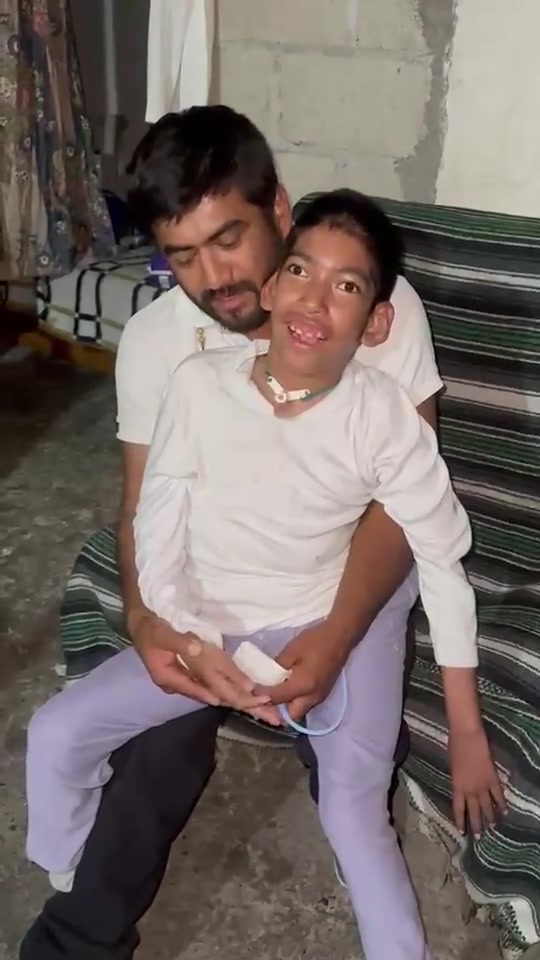 Juan Luis y su hijo compartiendo una sonrisa